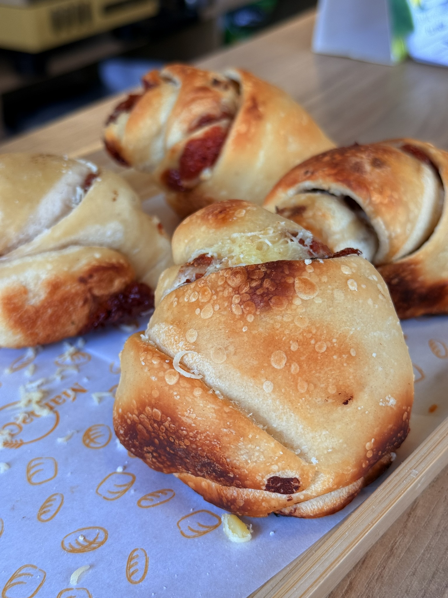 Rollo de queso crema con bocadillo